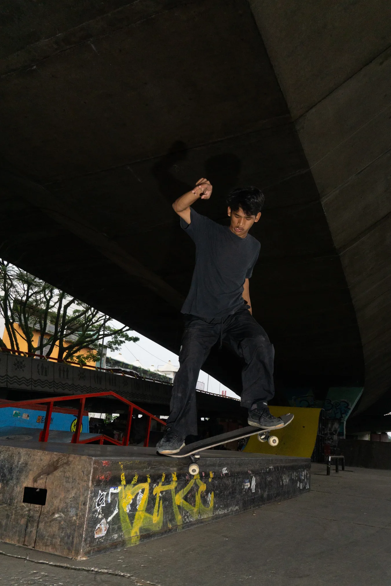 Arif di skatepark kolong jembatan Pasupati